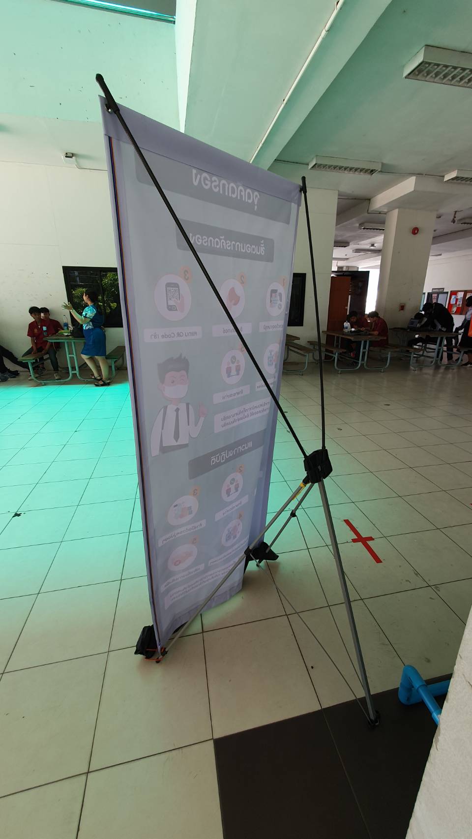 ภาพตัวอย่างด้านหลังของโปสเตอร์ที่ติดตั้งบน X-stand